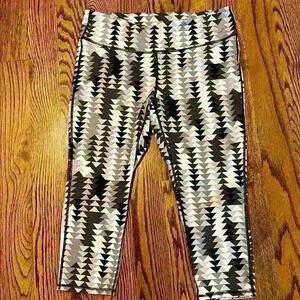 GUC - GAP Fit Workout Leggings - Black and white print - Size Large